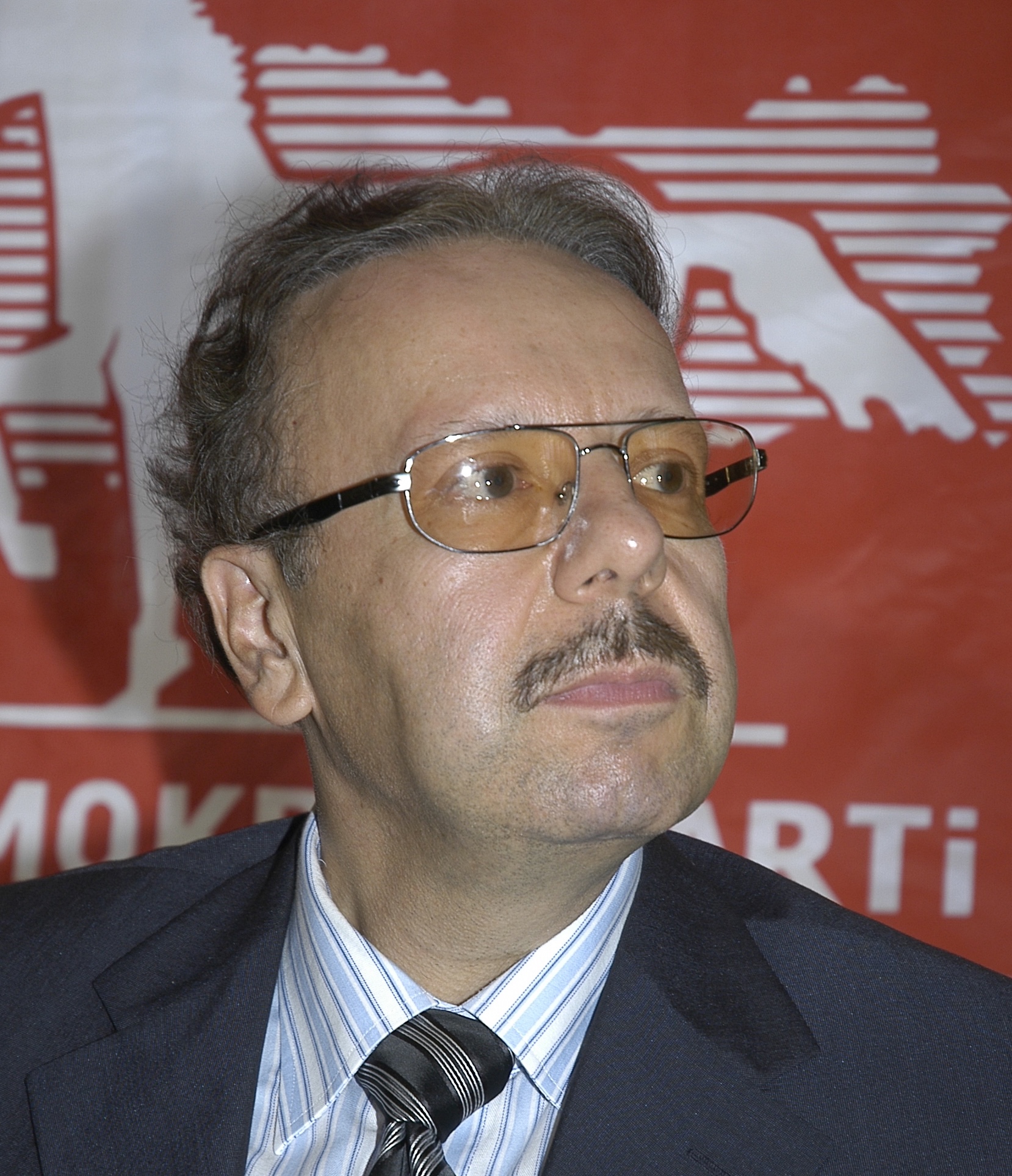 Ahmet Arif Denizolgun 22 Temmuz 2007 Seçim Çalışması Demokrat Parti Bayrağı Önünde